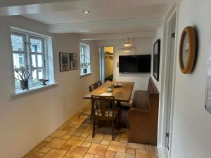ein Esszimmer mit Tisch und Stühlen in einem Zimmer in der Unterkunft Tøndegården 3 rooms apartment in Odense