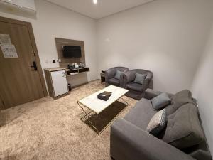 a living room with a couch and a table at Retaj Al Noor Hotel, فندق ريتاج النور in Medina