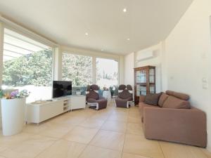 a living room with a couch and a tv at Appartamento con piscina in Villa in Florence