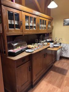 a kitchen with a counter with food on it at Alte Harcher Schule in Harra