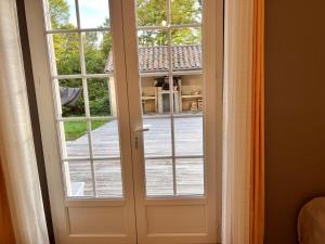 an open door with a view of a yard at Le Petit Clos périgourdin in Église-Neuve-de-Vergt