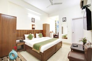 ein Hotelzimmer mit Bett und Fernseher in der Unterkunft Marks in Noida + 23 Fotos
