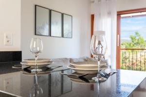 a kitchen with two wine glasses on a table at Cerrado Ville in Alto Paraíso de Goiás