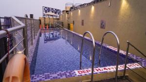 an empty swimming pool in a building at Fortune Park Sishmo, Bhubaneswar - Member ITC Hotels' Group in Bhubaneshwar