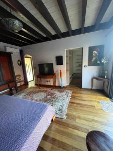 a bedroom with a bed and a wooden floor at chambre "suite parentale" Villa Hermès in Saint-Pierre