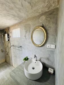a bathroom with a sink and a mirror on the wall at Villa Ceylora in Busse