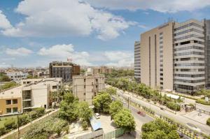 eine Luftaufnahme einer Stadt mit Gebäuden und einer Straße in der Unterkunft Marks in Noida