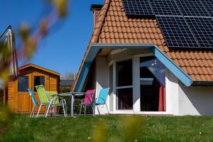 a group of chairs and a table on a house at Ferienhaus Klapötke in Dorum-Neufeld