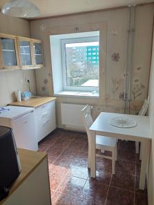 a small kitchen with a table and a window at Retrokodu in Rakvere