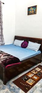 a bed in a room with a blue mattress at ayodhya homestay in Faizābād
