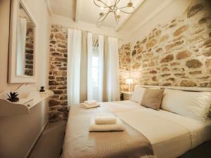 a bedroom with a large bed with towels on it at Spiti Mata in Perítheia