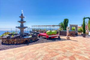 a fountain in a patio with a bench and a table at Hotel Rural Los Piratas in Tijarafe