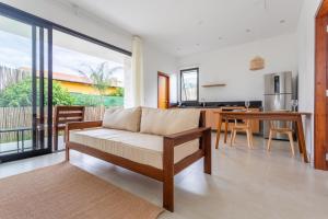 a living room with a couch and a kitchen at Botanique Veadeiros in Alto Paraíso de Goiás