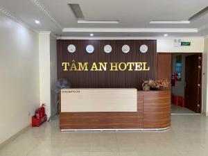 a hotel lobby with a sign that reads tamiami hotel at Khách sạn Tâm An in Ða Gia