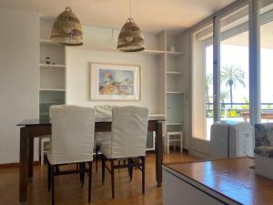 a dining room with a table and chairs at ALTAFULLA MAR Pescadors in Altafulla