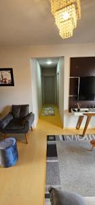 a living room with a couch and a tv at Apartamento amplo, confortável e central! in Veranópolis