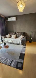 a living room with a couch and a rug at Apartamento amplo, confortável e central! in Veranópolis