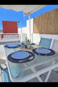 a table with blue plates on top of it at Casa Del Sol in Águilas +16 photos