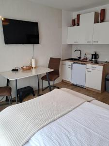 a room with a bed and a table and a kitchen at Augsburg!Möblierte Appartment! in Augsburg
