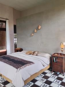 two beds in a bedroom with two cats laying on them at Los Patios Haras El Malacate in A. de la Cruz