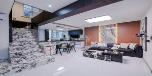 a living room with a couch and a kitchen at 上海NICE民宿 Shanghai NICE B&B ZFC in Shanghai