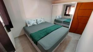 a small bedroom with a bed and a mirror at Recanto da Saudade, 3 Quartos, Piscina, Churrasqueira in Boituva +17 photos