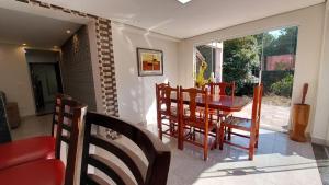 a dining room with a table and chairs at Recanto da Saudade, 3 Quartos, Piscina, Churrasqueira in Boituva