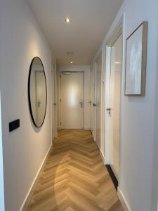 ein Flur mit einem Spiegel an der Wand und einem Flur sidx sidx sidx in der Unterkunft Boulevard 3E in Arnhem