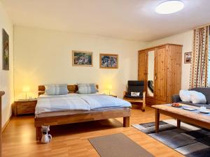 a bedroom with a bed and a living room at Apartment Bayerischer Wald - Ferienwohnung mit Küche, Parkplatz, WLAN & 24h Checkin in Waffenbrunn