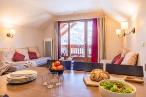 a dining room with a table with a bowl of food at Résidence Pierre & Vacances l'Albane in Vars