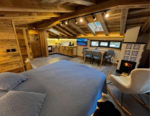 a bedroom with a bed and a kitchen with a table at Chalet-Kitzalpen in Hollersbach im Pinzgau