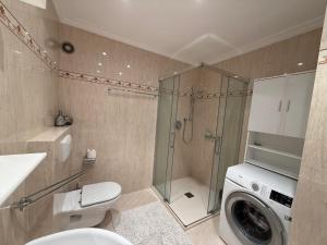 a bathroom with a shower and a washing machine at AwayDays - 107 - Apartamento 2 Dormitorios con Wi-Fi in Empuriabrava +25 photos