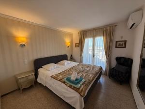 a bedroom with a bed with a towel on it at AwayDays - 107 - Apartamento 2 Dormitorios con Wi-Fi in Empuriabrava