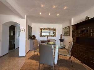 a dining room with a glass table and chairs at AwayDays - 107 - Apartamento 2 Dormitorios con Wi-Fi in Empuriabrava