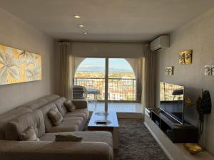 a living room with a couch and a television at AwayDays - 107 - Apartamento 2 Dormitorios con Wi-Fi in Empuriabrava
