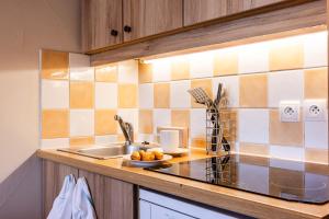 a kitchen with a sink and a bowl of fruit at Résidence Pierre & Vacances l'Albane in Vars