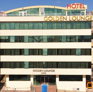 um edifício de hotel com uma placa de salão dourada em Golden Lounge Hotel em Istambul