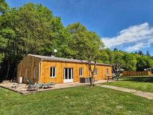 a small yellow building in the middle of a yard at La Cabane du Porteau in Saint-Georges-sur-Cher