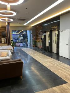 a lobby with a couch and a table in a building at اجنحه البيداء فرع الدفاع in Medina