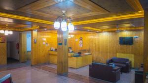 a lobby with a desk and chairs in a room at Mashobra Heights By shrpl in Kīar
