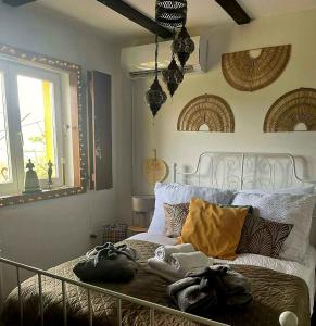 a bedroom with a bed with towels on it at Fecskefészek vendégház in Nagymaros