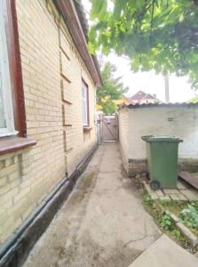 an empty alleyway next to a building with a trash can at Halvy 60 Apartments in Cherkasy