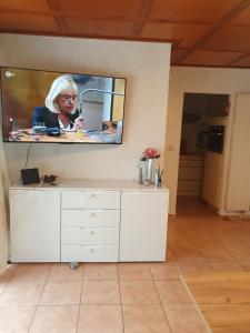 a room with a counter with a tv on the wall at Ferienwohnung am Schwielochsee in Schwielochsee