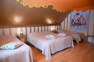 a room with three beds in a room at Drouwenerzand Hotel in Drouwen