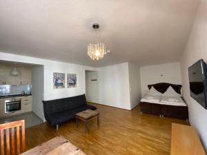 ein Wohnzimmer mit Sofa und Bett in der Unterkunft Avalon Bed & Breakfast Themen/- Nichtraucherhotel in Hannover + 31 Fotos