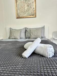 a pair of towels laying on a bed at NextSpace Nr 2 in Sfântu-Gheorghe