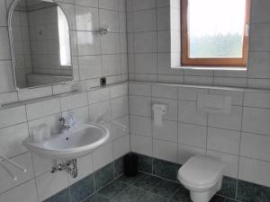 A bathroom at Haus Siebenbruenn