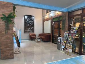 a lobby of a store with a waiting room at La Vida Hostel Chiang Mai in Chiang Mai +48 photos