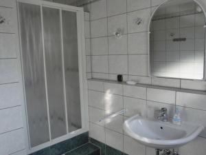 A bathroom at Haus Siebenbruenn