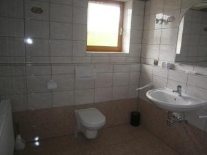 A bathroom at Haus Siebenbruenn